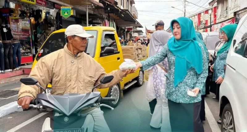 Ketua TP-PKK Kota Padang Panjang Maria Feronika Hendri membagikan paket takjil kepada pengendara, Jumat (6/3/2026). (Foto: Kominfo Padang Panjang)