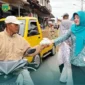 Ketua TP-PKK Kota Padang Panjang Maria Feronika Hendri membagikan paket takjil kepada pengendara, Jumat (6/3/2026). (Foto: Kominfo Padang Panjang)