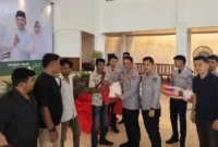 Kepala Dinas Perhubungan Kota Padang, Ances Kurniawan menyerahkan bingkisan Lebaran kepada petugas penjaga perlintasan sebidang kereta api, Kamis (19/3/2026). (Foto: Diskominfo Padang)