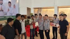 Kepala Dinas Perhubungan Kota Padang, Ances Kurniawan menyerahkan bingkisan Lebaran kepada petugas penjaga perlintasan sebidang kereta api, Kamis (19/3/2026). (Foto: Diskominfo Padang)