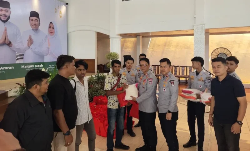 Kepala Dinas Perhubungan Kota Padang, Ances Kurniawan menyerahkan bingkisan Lebaran kepada petugas penjaga perlintasan sebidang kereta api, Kamis (19/3/2026). (Foto: Diskominfo Padang)