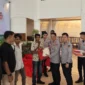 Kepala Dinas Perhubungan Kota Padang, Ances Kurniawan menyerahkan bingkisan Lebaran kepada petugas penjaga perlintasan sebidang kereta api, Kamis (19/3/2026). (Foto: Diskominfo Padang)