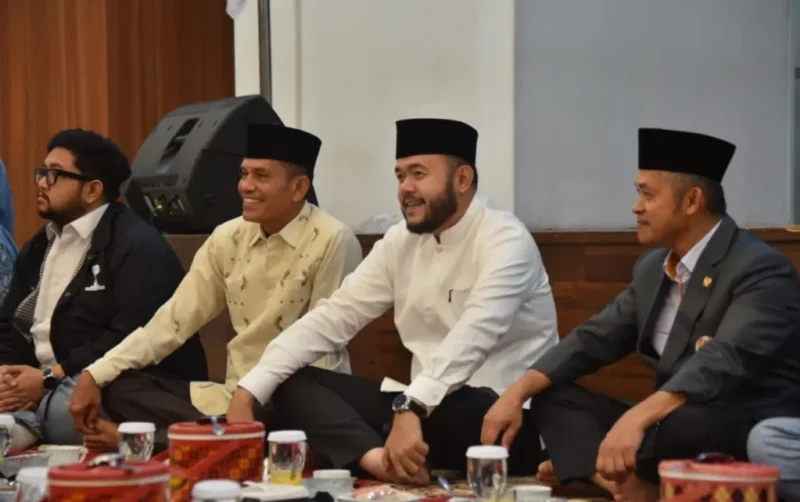 Wali Kota Padang Fadly Amran menggelar buka puasa bersama jajaran pengurus KONI, KORMI serta OKP se-Kota Padang di Gedung Bagindo Aziz Chan Youth Center, Sabtu (14/3/2026). (Foto: Prokopim Padang)