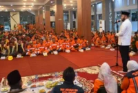Wali Kota Padang Fadly Amran berbuka puasa bersama petugas kebersihan dari DLH Padang, TRC Dinas PUPR, dan Petugas LPS se-Kota Padang, di Gedung Bagindo Aziz Chan Youth Center, Selasa (10/3/2026). (Foto: Prokopim Padang)