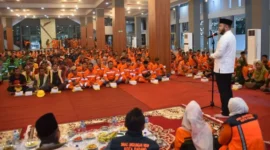 Wali Kota Padang Fadly Amran berbuka puasa bersama petugas kebersihan dari DLH Padang, TRC Dinas PUPR, dan Petugas LPS se-Kota Padang, di Gedung Bagindo Aziz Chan Youth Center, Selasa (10/3/2026). (Foto: Prokopim Padang)