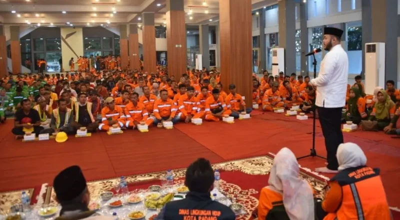 Wali Kota Padang Fadly Amran berbuka puasa bersama petugas kebersihan dari DLH Padang, TRC Dinas PUPR, dan Petugas LPS se-Kota Padang, di Gedung Bagindo Aziz Chan Youth Center, Selasa (10/3/2026). (Foto: Prokopim Padang)