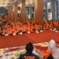 Wali Kota Padang Fadly Amran berbuka puasa bersama petugas kebersihan dari DLH Padang, TRC Dinas PUPR, dan Petugas LPS se-Kota Padang, di Gedung Bagindo Aziz Chan Youth Center, Selasa (10/3/2026). (Foto: Prokopim Padang)
