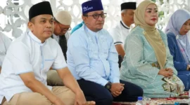 Bupati Tanah Datar Eka Putra saat menghadiri kegiatan buka puasa bersama pengurus dan relawan PKK, Posyandu, serta PMI Kabupaten Tanah Datar di Gazebo Indojolito, Batusangkar, Sabtu (7/3/2026). (Foto: Prokopim Tanah Datar)