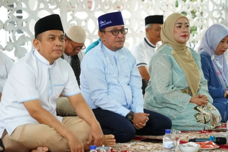 Bupati Tanah Datar Eka Putra saat menghadiri kegiatan buka puasa bersama pengurus dan relawan PKK, Posyandu, serta PMI Kabupaten Tanah Datar di Gazebo Indojolito, Batusangkar, Sabtu (7/3/2026). (Foto: Prokopim Tanah Datar)