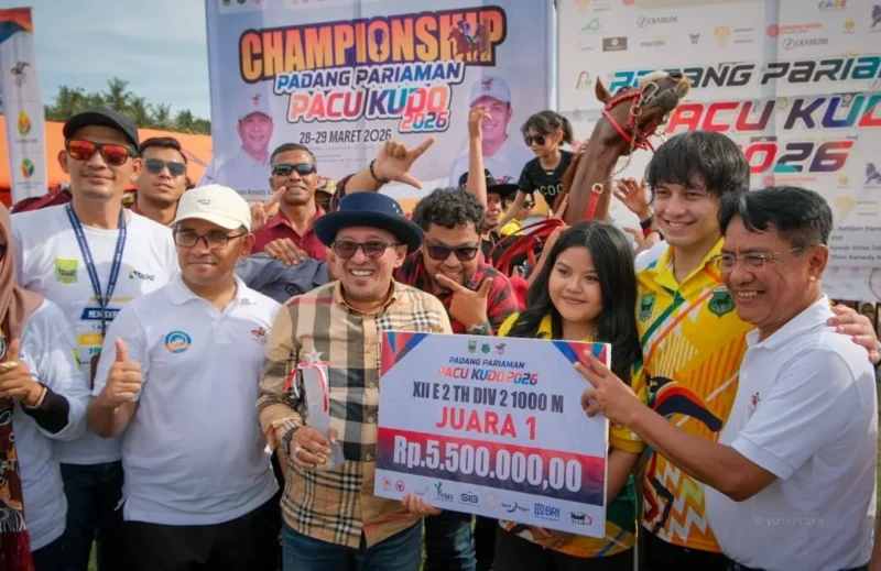 Kuda Queen Mentari milik Bupati Tanah Datar Eka Putra meraih juara I pada race ke-12 dalam Pacu Kuda Padang Pariaman 2026, Sabtu (28/3/2026). (Foto: Prokopim Tanah Datar)