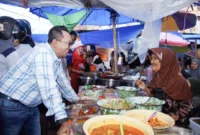 Bupati Tanah Datar Eka Putra meninjau langsung Pasar Pabukoan di Batusangkar, Sabtu (28/2/2026). (Foto: Prokopim Tanah Datar)