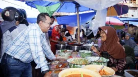 Bupati Tanah Datar Eka Putra meninjau langsung Pasar Pabukoan di Batusangkar, Sabtu (28/2/2026). (Foto: Prokopim Tanah Datar)