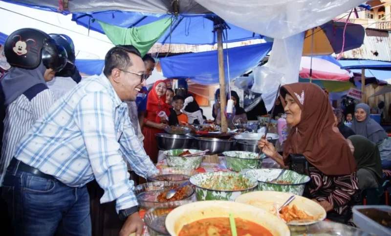 Bupati Tanah Datar Eka Putra meninjau langsung Pasar Pabukoan di Batusangkar, Sabtu (28/2/2026). (Foto: Prokopim Tanah Datar)