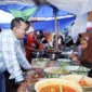 Bupati Tanah Datar Eka Putra meninjau langsung Pasar Pabukoan di Batusangkar, Sabtu (28/2/2026). (Foto: Prokopim Tanah Datar)