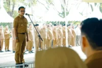 Bupati Solsel Khairunas memimpin apel gabungan ASN di lingkungan Pemerintah Kabupaten Solsel, Senin (2/3/2026). (Foto: Humas Pemkab Solsel)