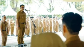 Bupati Solsel Khairunas memimpin apel gabungan ASN di lingkungan Pemerintah Kabupaten Solsel, Senin (2/3/2026). (Foto: Humas Pemkab Solsel)