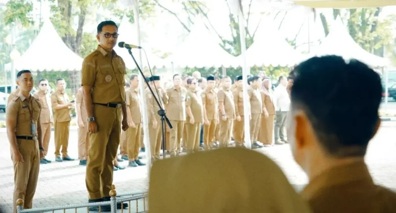 Bupati Solsel Khairunas memimpin apel gabungan ASN di lingkungan Pemerintah Kabupaten Solsel, Senin (2/3/2026). (Foto: Humas Pemkab Solsel)