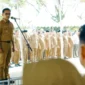 Bupati Solsel Khairunas memimpin apel gabungan ASN di lingkungan Pemerintah Kabupaten Solsel, Senin (2/3/2026). (Foto: Humas Pemkab Solsel)
