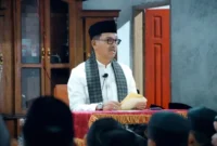 Bupati Khairunas saat Safari Ramadan di Masjid Nurul Iman, Jorong Taratak Tinggi, Kecamatan Pauh Duo, Sabtu (28/2/2026). (Foto: Pemkab Solsel)