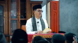 Bupati Khairunas saat Safari Ramadan di Masjid Nurul Iman, Jorong Taratak Tinggi, Kecamatan Pauh Duo, Sabtu (28/2/2026). (Foto: Pemkab Solsel)