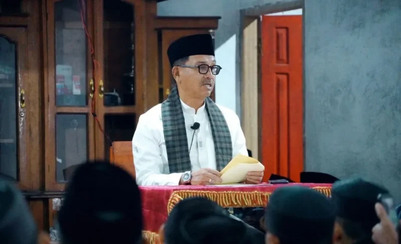 Bupati Khairunas saat Safari Ramadan di Masjid Nurul Iman, Jorong Taratak Tinggi, Kecamatan Pauh Duo, Sabtu (28/2/2026). (Foto: Pemkab Solsel)