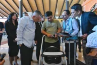 Menteri Perhubungan Dudy Purwagandhi mengecek harga tiket pesawat ke penumpang di Bandara Soekarno-Hatta, Senin (16/3/2026). (Foto: Kemenhub)