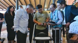 Menteri Perhubungan Dudy Purwagandhi mengecek harga tiket pesawat ke penumpang di Bandara Soekarno-Hatta, Senin (16/3/2026). (Foto: Kemenhub)