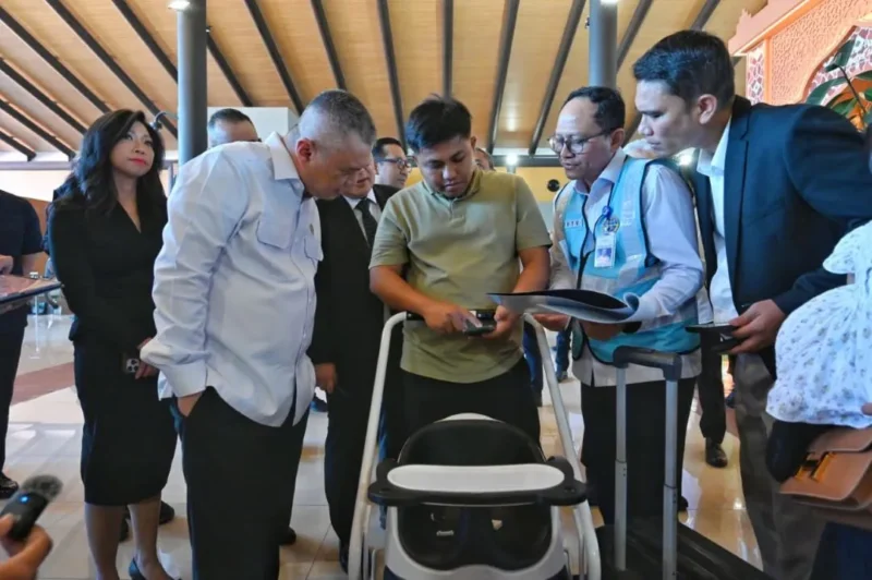 Menteri Perhubungan Dudy Purwagandhi mengecek harga tiket pesawat ke penumpang di Bandara Soekarno-Hatta, Senin (16/3/2026). (Foto: Kemenhub)
