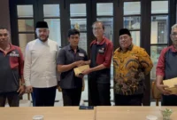 DMDI Indonesia bersama Artha Graha Peduli memberikan santunan kepada masyarakat Kota Padang yang terdampak bencana hidrometeorologi, Minggu (1/3/2026). (Foto: Prokopim Padang)