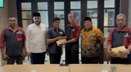 DMDI Indonesia bersama Artha Graha Peduli memberikan santunan kepada masyarakat Kota Padang yang terdampak bencana hidrometeorologi, Minggu (1/3/2026). (Foto: Prokopim Padang)