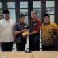 DMDI Indonesia bersama Artha Graha Peduli memberikan santunan kepada masyarakat Kota Padang yang terdampak bencana hidrometeorologi, Minggu (1/3/2026). (Foto: Prokopim Padang)