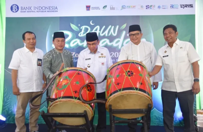 Wakil Wali Kota Padang Maigus Nasir bersama Kepala Perwakilan BI Provinsi Sumbar Mohamad Abdul Majid Ikram membuka kegiatan Daun Ramadan di Pujasera Kota Padang, Rabu (4/3/2026). (Foto: Prokopim Padang)