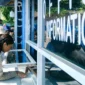 Wamenpar Ni Luh Puspa meninjau dan memastikan langsung destinasi di Pantai Florida tidak ada praktik pungli, Banten, Jumat (13/3/2026). (Foto: Kemenpar)