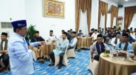 Bupati Tanah Datar Eka Putra bersilaturahmi sekaligus berbuka puasa bersama FKWN di Gedung Indojolito, Batusangkar, Senin (9/3/2026). (Foto: Prokopim Tanah Datar)