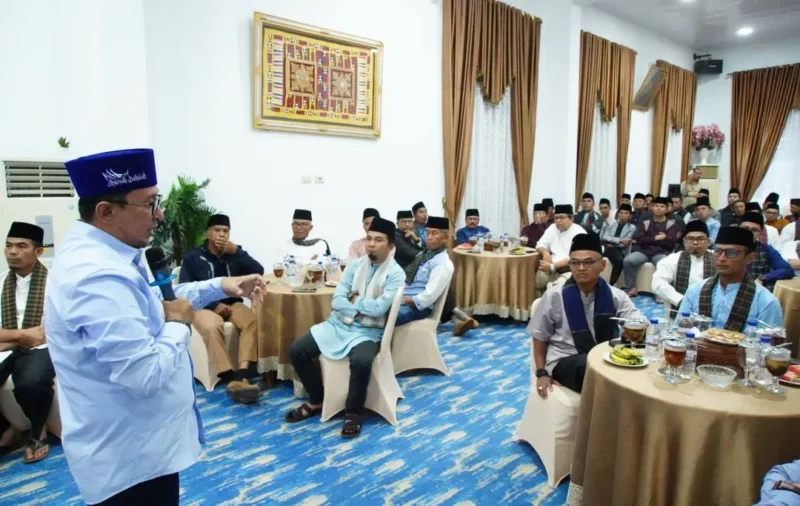 Bupati Tanah Datar Eka Putra bersilaturahmi sekaligus berbuka puasa bersama FKWN di Gedung Indojolito, Batusangkar, Senin (9/3/2026). (Foto: Prokopim Tanah Datar)