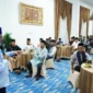 Bupati Tanah Datar Eka Putra bersilaturahmi sekaligus berbuka puasa bersama FKWN di Gedung Indojolito, Batusangkar, Senin (9/3/2026). (Foto: Prokopim Tanah Datar)