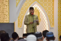 Wali Kota Padang Fadly Amran melaksanakan Salat Idul Fitri 1 Syawal 1447 Hijriah di Masjid Agung Nurul Iman, Sabtu (21/3/2026). (Foto: Prokopim Padang)