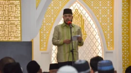 Wali Kota Padang Fadly Amran melaksanakan Salat Idul Fitri 1 Syawal 1447 Hijriah di Masjid Agung Nurul Iman, Sabtu (21/3/2026). (Foto: Prokopim Padang)