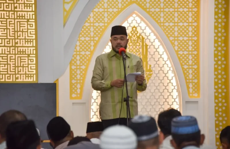 Wali Kota Padang Fadly Amran melaksanakan Salat Idul Fitri 1 Syawal 1447 Hijriah di Masjid Agung Nurul Iman, Sabtu (21/3/2026). (Foto: Prokopim Padang)