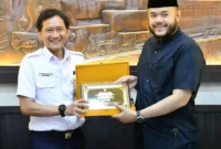 Wali Kota Padang, Fadly Amran menyerahkan cenderamata kepada Direktur Utama PT Kereta Api Indonesia (Persero), Bobby Rasyidin di Kantor KAI Divisi Regional (Divreg) II Sumbar, Rabu (4/3/2026). (Foto: Prokopim Padang)