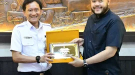 Wali Kota Padang, Fadly Amran menyerahkan cenderamata kepada Direktur Utama PT Kereta Api Indonesia (Persero), Bobby Rasyidin di Kantor KAI Divisi Regional (Divreg) II Sumbar, Rabu (4/3/2026). (Foto: Prokopim Padang)