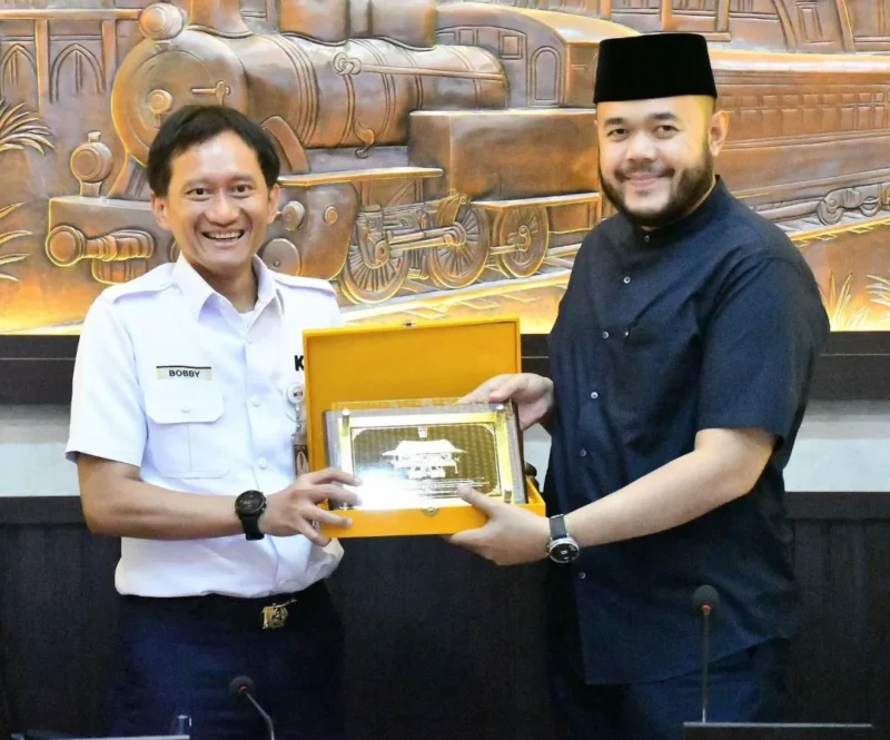 Wali Kota Padang, Fadly Amran menyerahkan cenderamata kepada Direktur Utama PT Kereta Api Indonesia (Persero), Bobby Rasyidin di Kantor KAI Divisi Regional (Divreg) II Sumbar, Rabu (4/3/2026). (Foto: Prokopim Padang)