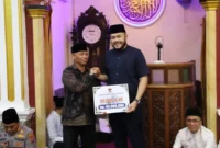 Wali Kota Padang Fadly Amran menyerahkan bantuan hibah dari Pemko Padang sebesar Rp40 juta kepada pengurus Masjid Al Muqamah. (Foto: Prokopim Padang)