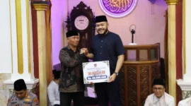 Wali Kota Padang Fadly Amran menyerahkan bantuan hibah dari Pemko Padang sebesar Rp40 juta kepada pengurus Masjid Al Muqamah. (Foto: Prokopim Padang)
