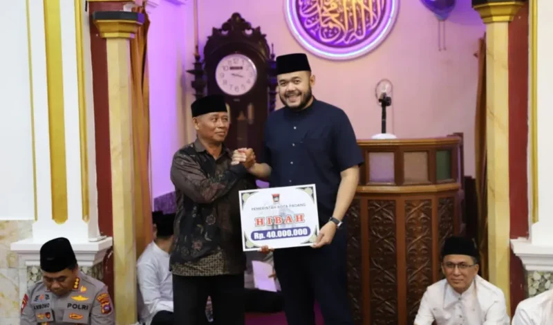 Wali Kota Padang Fadly Amran menyerahkan bantuan hibah dari Pemko Padang sebesar Rp40 juta kepada pengurus Masjid Al Muqamah. (Foto: Prokopim Padang)
