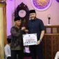 Wali Kota Padang Fadly Amran menyerahkan bantuan hibah dari Pemko Padang sebesar Rp40 juta kepada pengurus Masjid Al Muqamah. (Foto: Prokopim Padang)