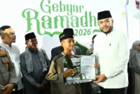Wali Kota Padang, Fadly Amran menyerahkan hadiah kepada pemenang lomba saat menutup kegiatan Gebyar Ramadan 1447 H di Masjid Raya Gantiang, Sabtu (14/3/2026). (Foto: Prokopim Padang)
