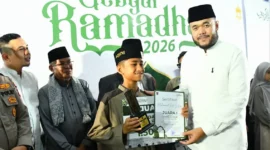 Wali Kota Padang, Fadly Amran menyerahkan hadiah kepada pemenang lomba saat menutup kegiatan Gebyar Ramadan 1447 H di Masjid Raya Gantiang, Sabtu (14/3/2026). (Foto: Prokopim Padang)