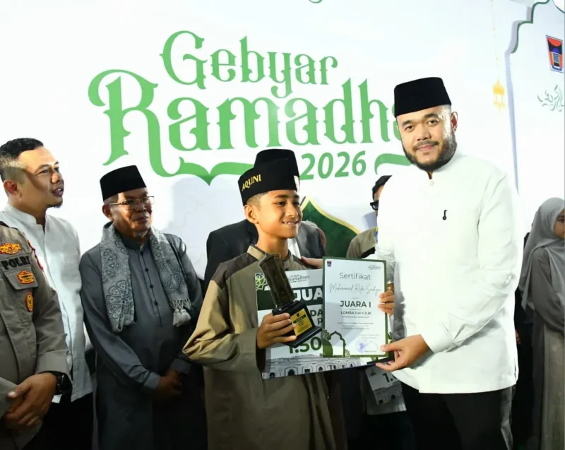 Wali Kota Padang, Fadly Amran menyerahkan hadiah kepada pemenang lomba saat menutup kegiatan Gebyar Ramadan 1447 H di Masjid Raya Gantiang, Sabtu (14/3/2026). (Foto: Prokopim Padang)