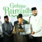 Wali Kota Padang, Fadly Amran menyerahkan hadiah kepada pemenang lomba saat menutup kegiatan Gebyar Ramadan 1447 H di Masjid Raya Gantiang, Sabtu (14/3/2026). (Foto: Prokopim Padang)